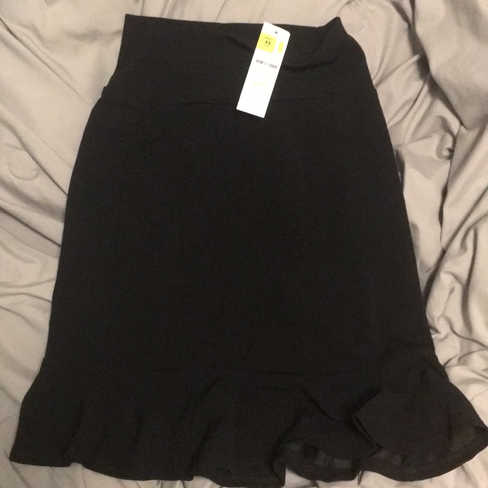 Black flounce skirt